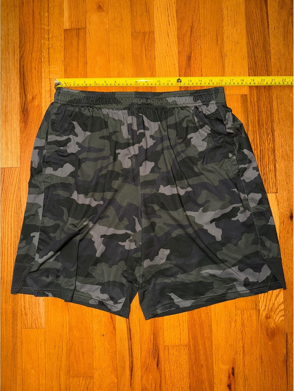 Under Armour Men’s XL Camo Athletic Shorts Black Gray Green 9” Inseam